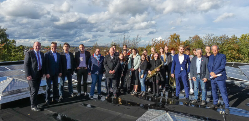 Größte Photovoltaikanlage des Landkreises angeschlossen: Bigband spielte auf Dach des Gymnasiums Bad Nenndorf