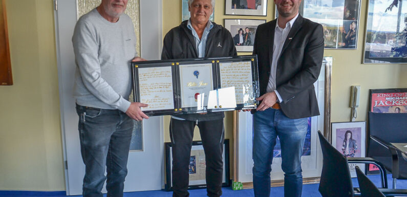 DRK Ortsverein Bückeburg erhält seltenes Michael Jackson Sammlerstück