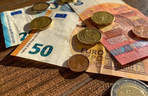 Schock-Anruf: Falscher Polizeibeamter erbeutet hohen Bargeldbetrag von Lindhorsterin