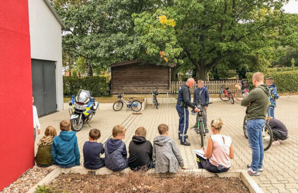Heuerßen: Polizei überprüft Fahrräder der Jugendfeuerwehr auf Verkehrssicherheit