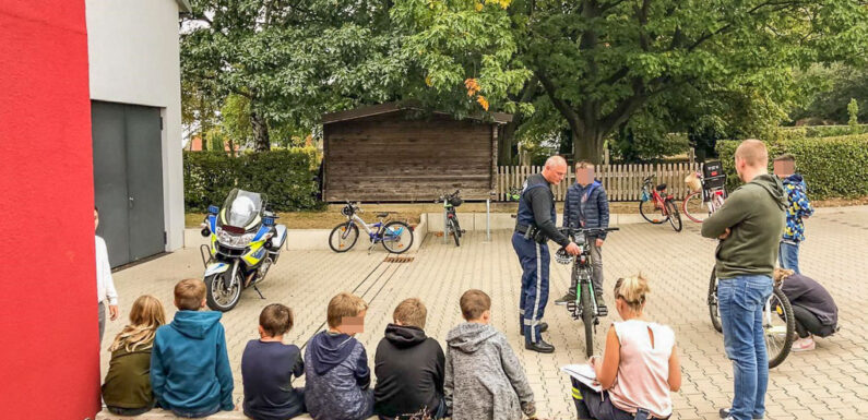 Heuerßen: Polizei überprüft Fahrräder der Jugendfeuerwehr auf Verkehrssicherheit