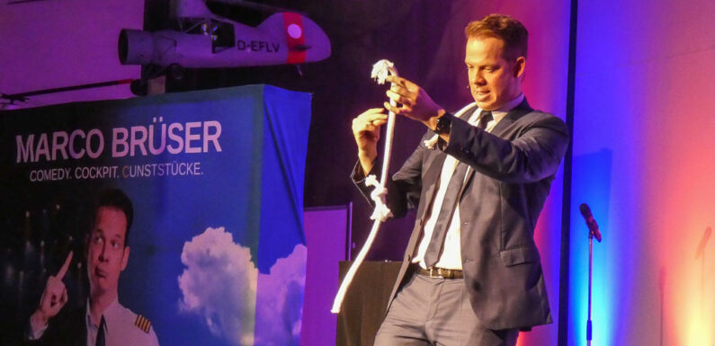 Charmanter Sonnyboy kehrt „Aus heiterem Himmel“ zurück: Marco Brüser zum dritten Mal zu Gast im Hubschraubermuseum