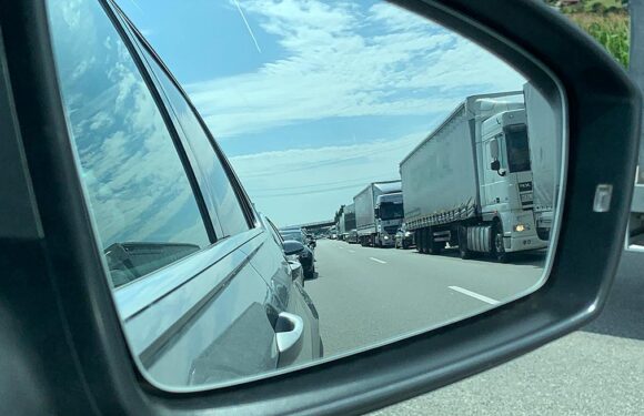 Autofahrer drängelt sich durch Rettungsgasse und verursacht Unfall