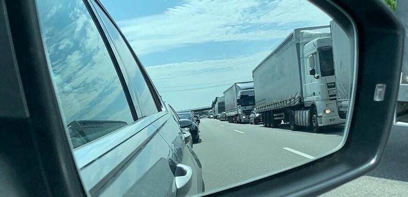 Autofahrer drängelt sich durch Rettungsgasse und verursacht Unfall