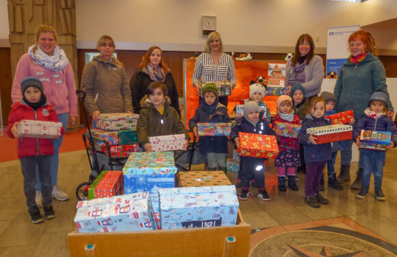 Kindergarten Bergkrug und Volksbank spenden für „Weihnachten im Schuhkarton“