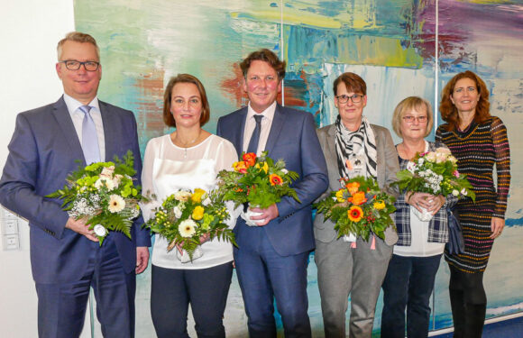 Volksbank in Schaumburg gratuliert Mitarbeitern zum Jubiläum: Vorstand dankt Jubilaren für berufliches Engagement