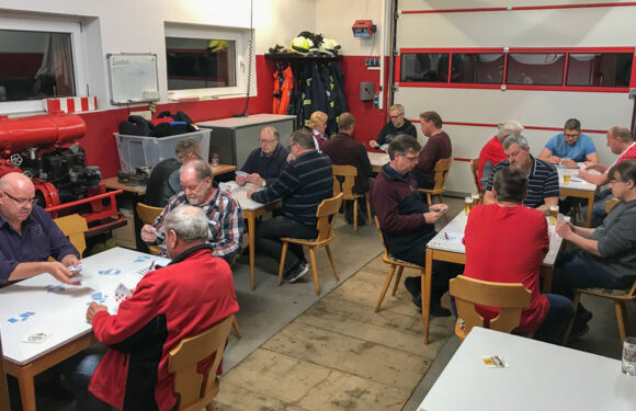 Neuer Teilnehmerrekord bei Skat- und Knobeltunier der Feuerwehr Bergkirchen