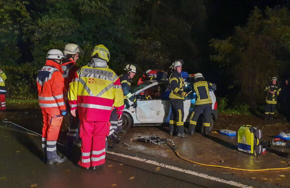 Feuerwehr übt Rettung aus PKW