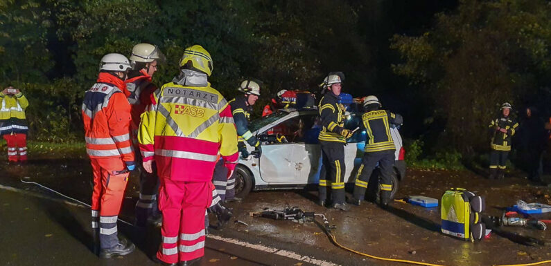 Feuerwehr übt Rettung aus PKW