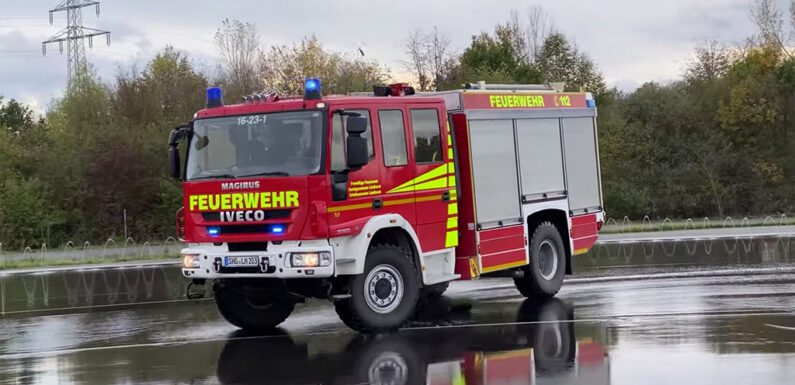 (Video) Feuerwehrfahrzeuge am Limit: Fahrsicherheitstraining beim ADAC in Laatzen