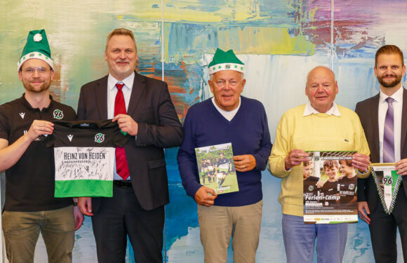 Kinder kicken wie Profis: Volksbank in Schaumburg unterstützt Hannover 96 Fußballschule beim VfR Evesen