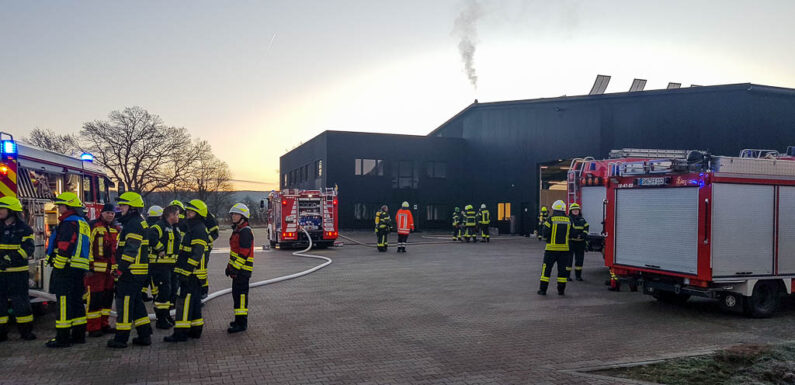 Brennende Industriemaschine bei Pinta Abdichtung sorgt für Feuerwehreinsatz