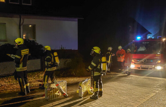 Feuerwehr entfernt Brandgut aus Badezimmer