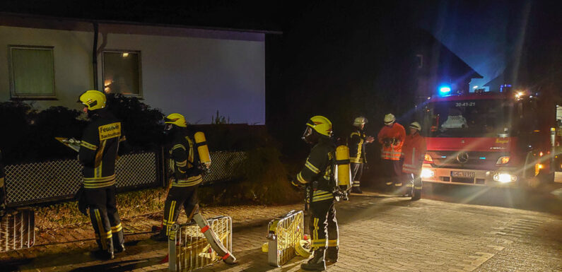 Feuerwehr entfernt Brandgut aus Badezimmer