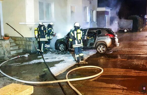 PKW in Helpsen ausgebrannt: Außenwand eines Wohnhauses ebenfalls beschädigt