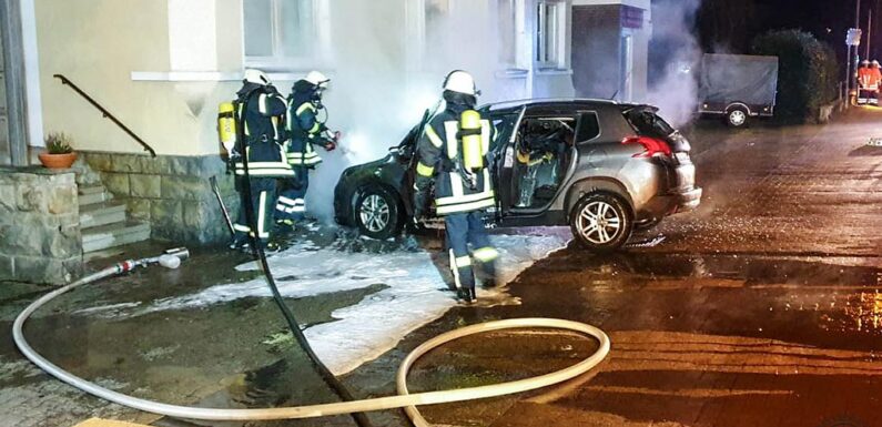 PKW in Helpsen ausgebrannt: Außenwand eines Wohnhauses ebenfalls beschädigt