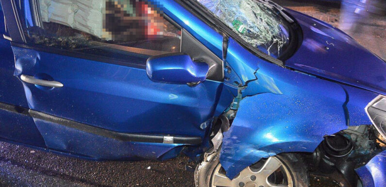 Geparktes Auto übersehen und aufgefahren