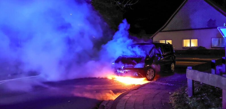 Hagenburg: Feuerwehr löscht brennenden Renault