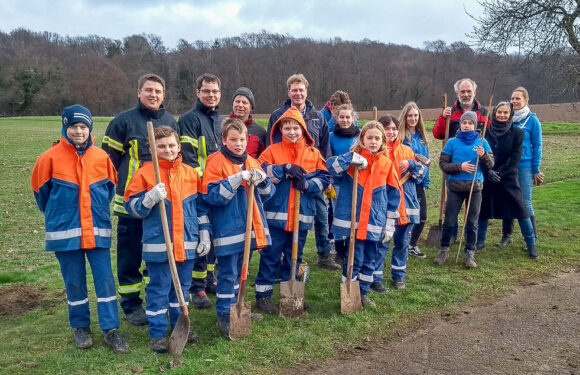 Unterstützung von Insekten und Vögeln: NABU, Gemeinde und Jugendfeuerwehr pflanzen Obstbäume in Heuerßen