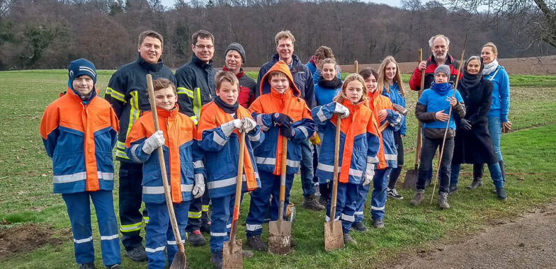Unterstützung von Insekten und Vögeln: NABU, Gemeinde und Jugendfeuerwehr pflanzen Obstbäume in Heuerßen