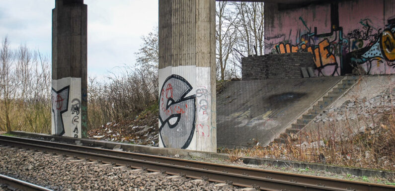 Gefährliche Behausung an Bahnstrecke