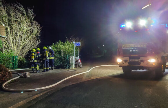 Feuerwehr löscht Grill