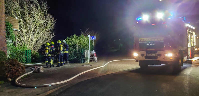 Feuerwehr löscht Grill