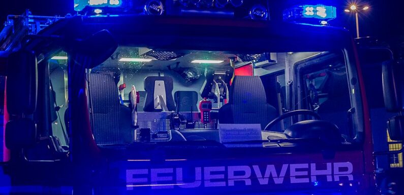 Kellerbrand in Bückeburg: Polizisten evakuieren Bewohner aus Mehrparteienhaus