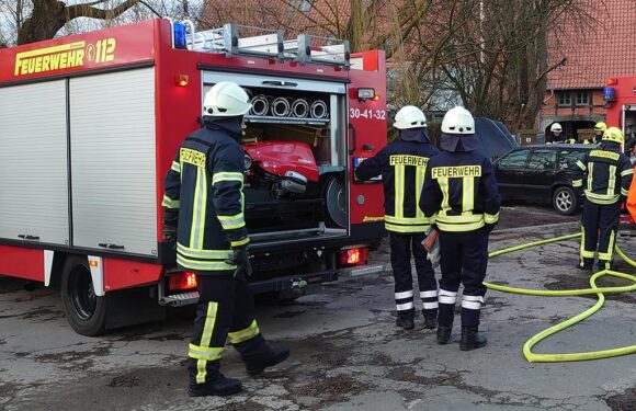 Wiedenbrügge: Feuerwehr löscht brennenden PKW