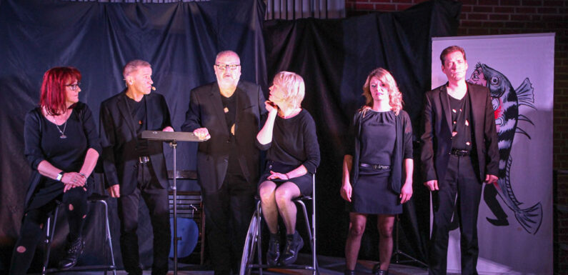 Die Löcher hielten – neues Programm der Mindener Stichlinge in Achum