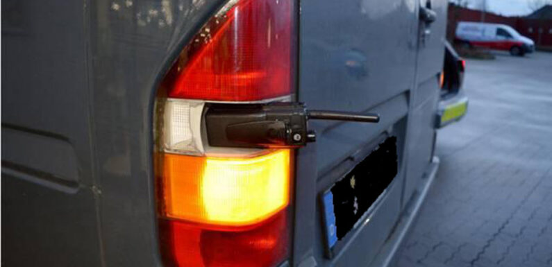 Kurierfahrer macht Pause: Transporter in desolatem Zustand von Polizei aus dem Verkehr gezogen