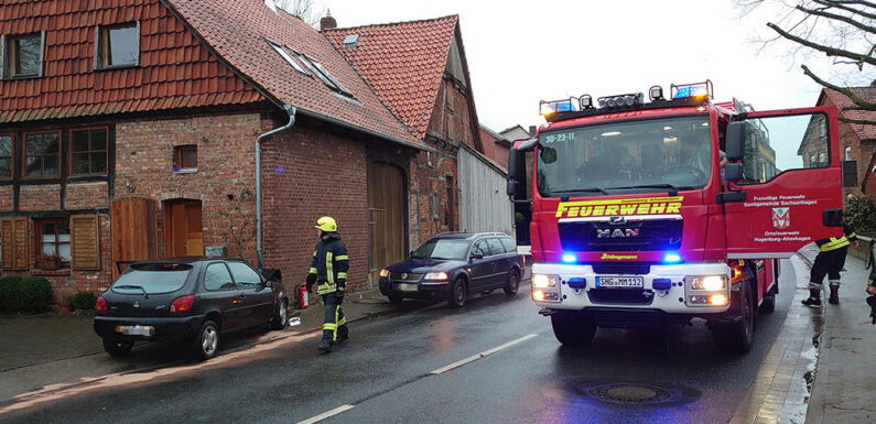 Auto fährt gegen Hauswand