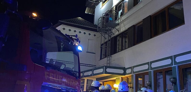 90 Feuerwehrleute bei Zimmerbrand im Einsatz