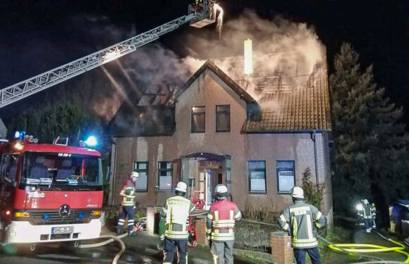 Feuerwehr löscht brennendes Einfamilienhaus in Heeßen