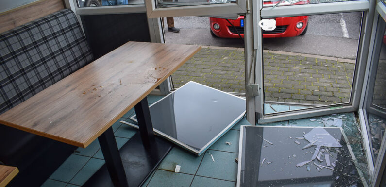 Abgerutscht oder Pedale verwechselt: Autofahrer (83) kracht in Imbiss