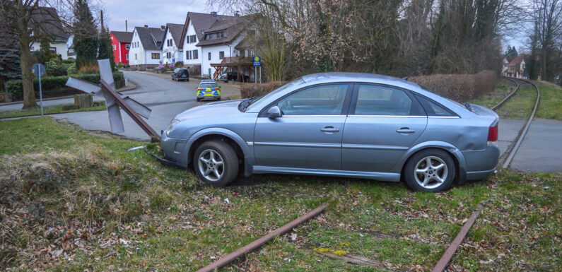 Fahrer alkoholisiert: Auto landet im Gleisbett