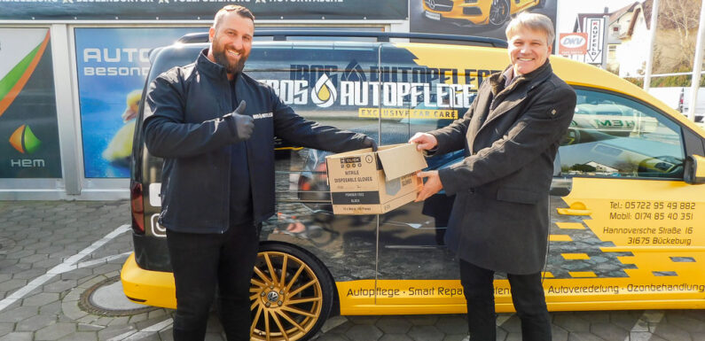 Schnelle Hilfe: Ibo`s Autopflege übergibt Schutzmasken an Stadthäger Bürgermeister Oliver Theiß