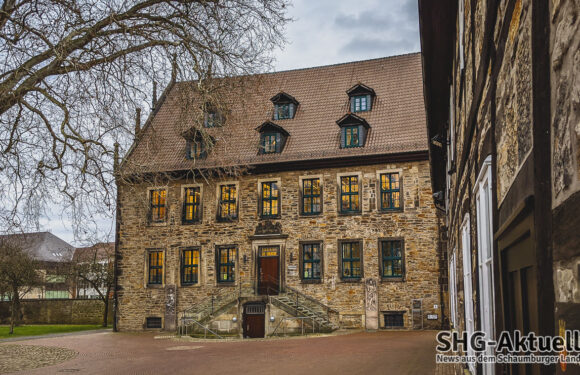 Fairer Weihnachtsmarkt und Bilderbuchkino in der Stadtbücherei Stadthagen