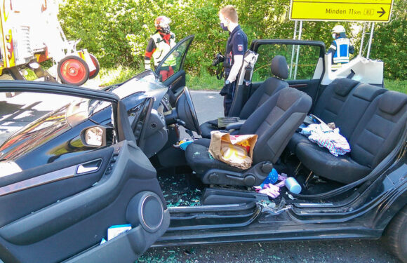Schwerer Unfall auf B 83: Autofahrerin im PKW eingeklemmt, Kinder (3, 4) unverletzt