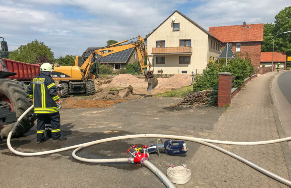 Feuerwehreinsatz in Hagenburg: Bagger beschädigt Gasleitung
