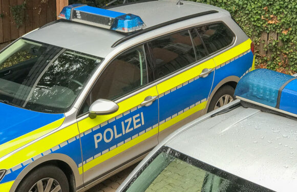 LKW fährt auf Ford auf