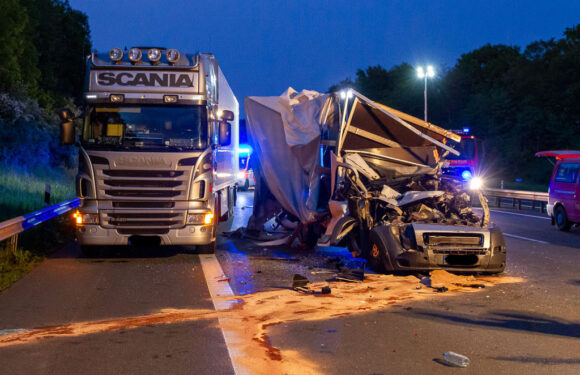 Schwerer Unfall auf A2 bei Veltheim: Fahrer von Klein-LKW wird aus Fahrzeug geschleudert