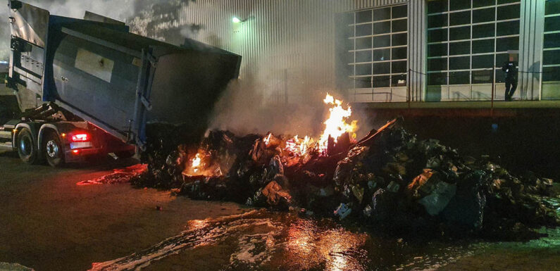 Obernkirchen: Feuerwehr löscht brennenden Müll