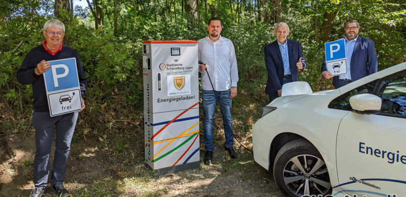 Rund um die Uhr Ökostrom tanken: Stadtwerke Schaumburg-Lippe nehmen Ladesäule am Golfclub in Betrieb