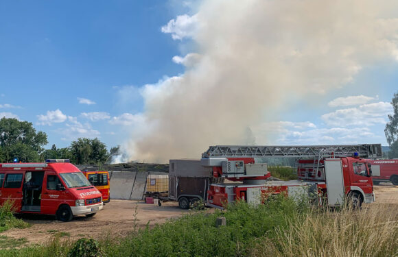 Feuerwehr löscht brennendes Stroh in Evesen