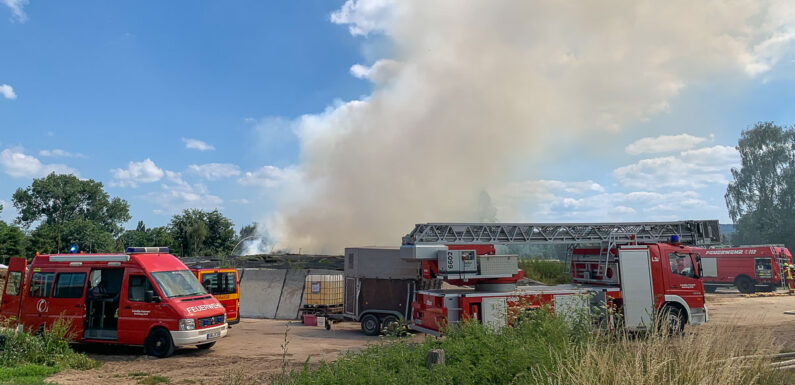 Feuerwehr löscht brennendes Stroh in Evesen