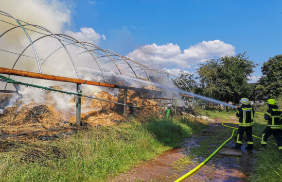 (Update) Großeinsatz für die Feuerwehr Bückeburg: Strohlager brennt in voller Ausdehnung