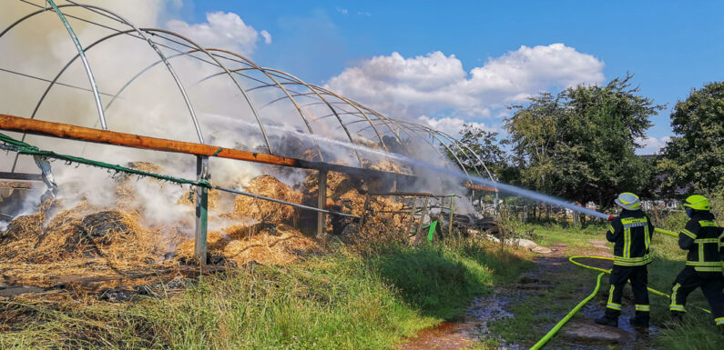 (Update) Großeinsatz für die Feuerwehr Bückeburg: Strohlager brennt in voller Ausdehnung