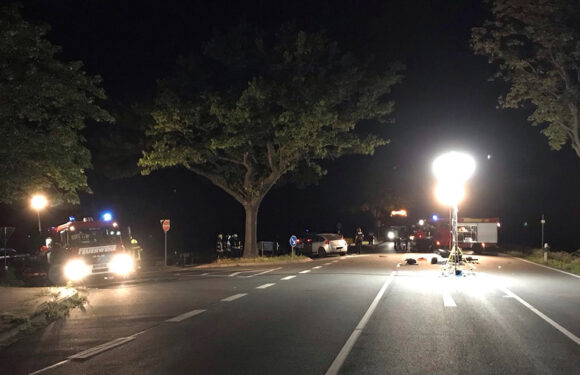 Feuerwehr leuchtet Einsatzort nach Verkehrsunfall auf B441 im Bereich „Kapellenhöhe“ aus