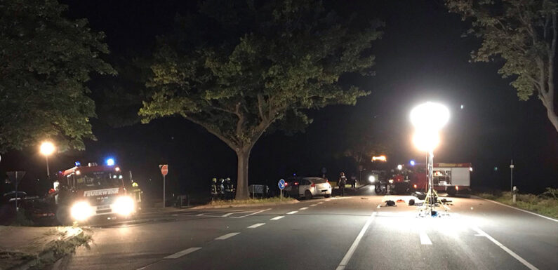 Feuerwehr leuchtet Einsatzort nach Verkehrsunfall auf B441 im Bereich „Kapellenhöhe“ aus